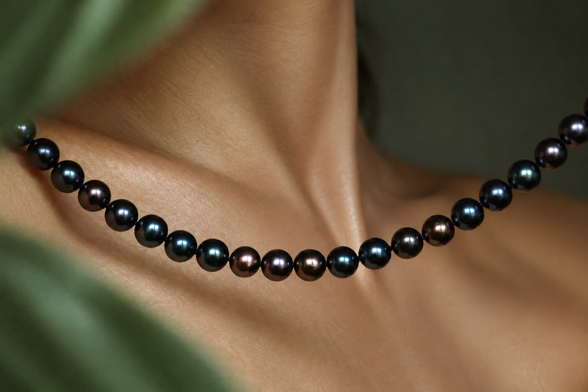 Black Bubbles Pearl Necklace, detail