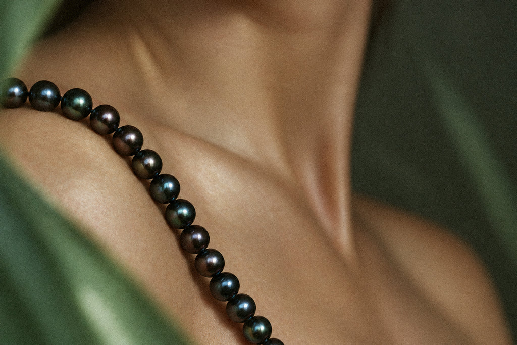 Black Bubbles Pearl Necklace, artistic view