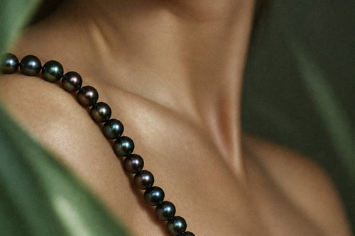 Black Bubbles Pearl Necklace, artistic view