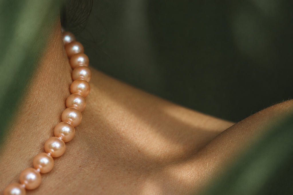 Rose Round Pearl Necklace, detail