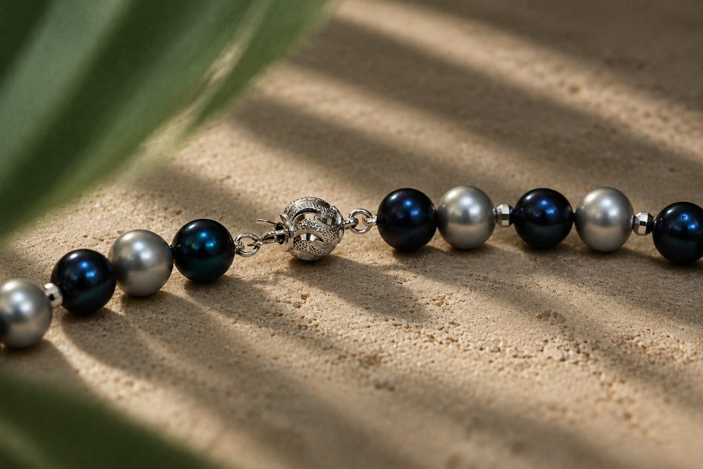 Grey Pearl Necklace with Silver Details, detail